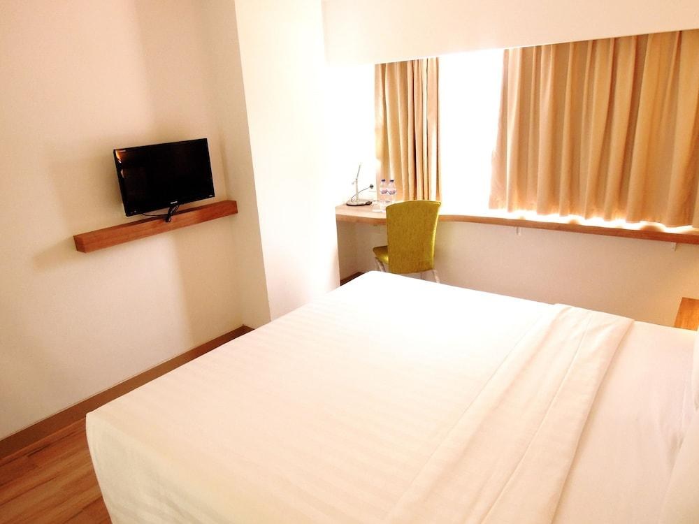 Whiz Hotel Cikini Jakarta photo 2
