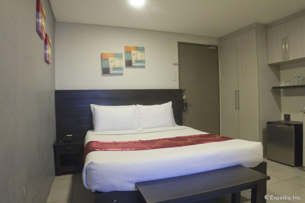 Jade Hotel and Suites photo 1