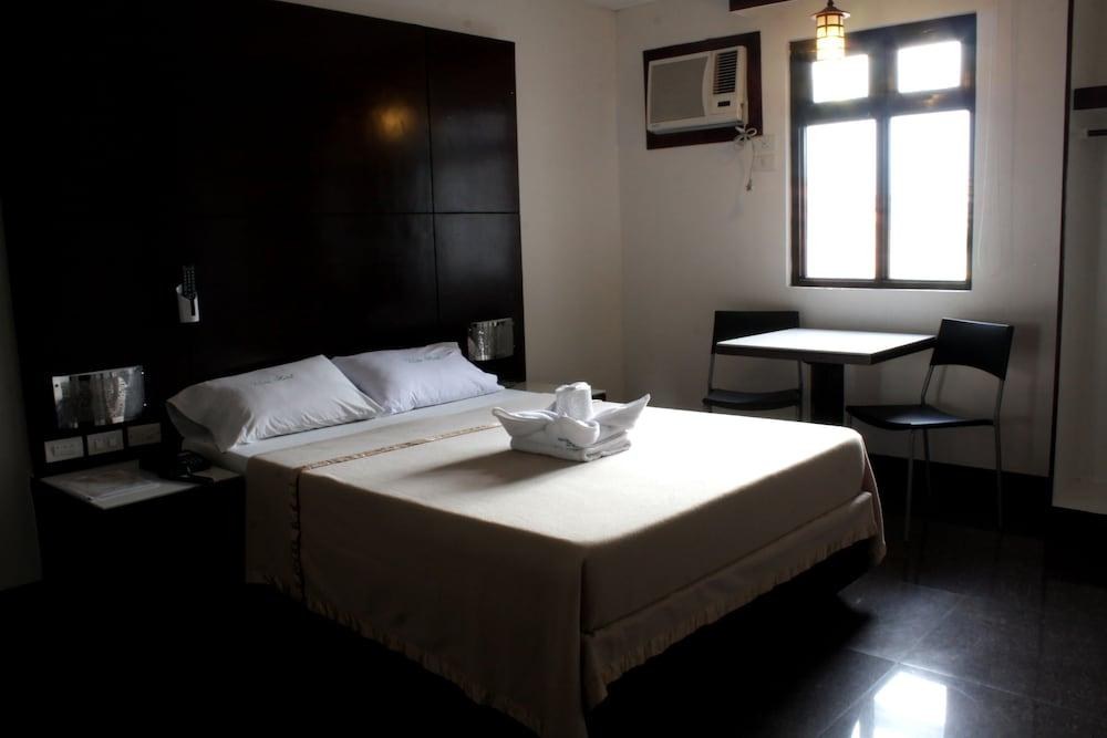 Vista Hotel Cubao photo 1