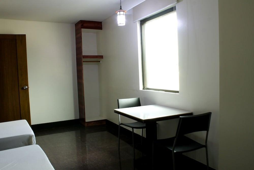 Vista Hotel Cubao photo 2