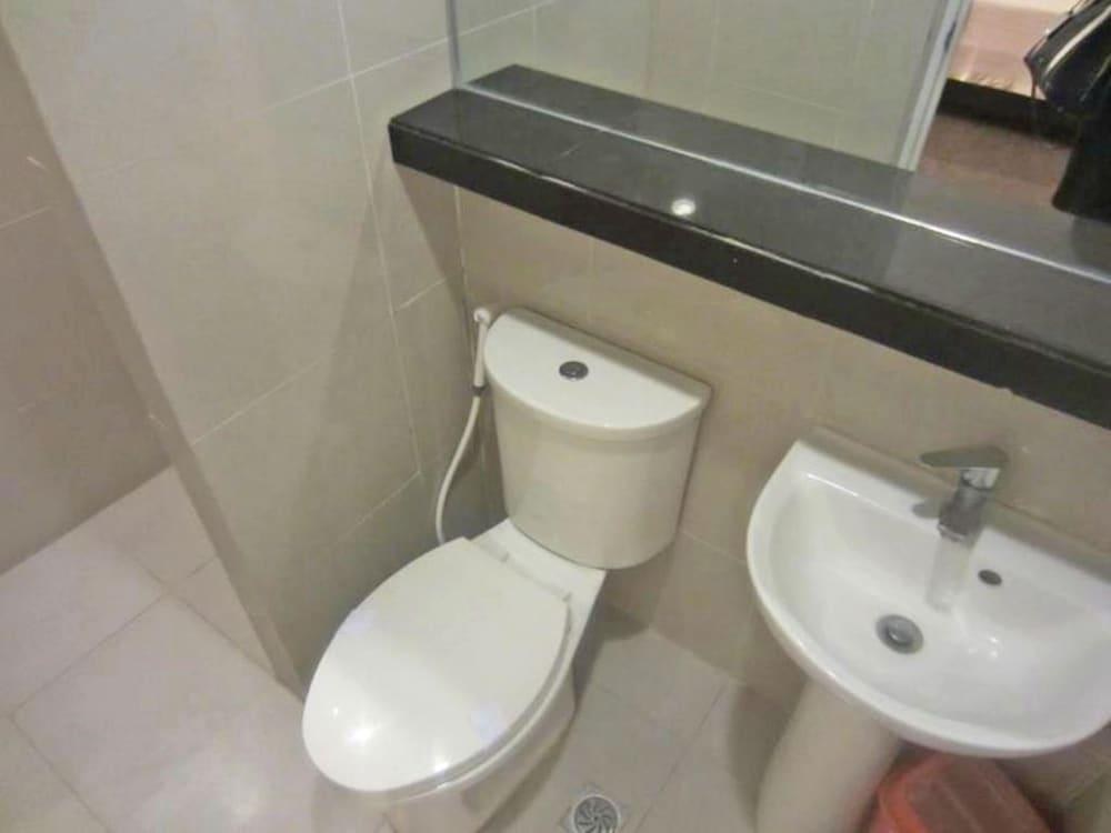 Vista Hotel Cubao photo 3