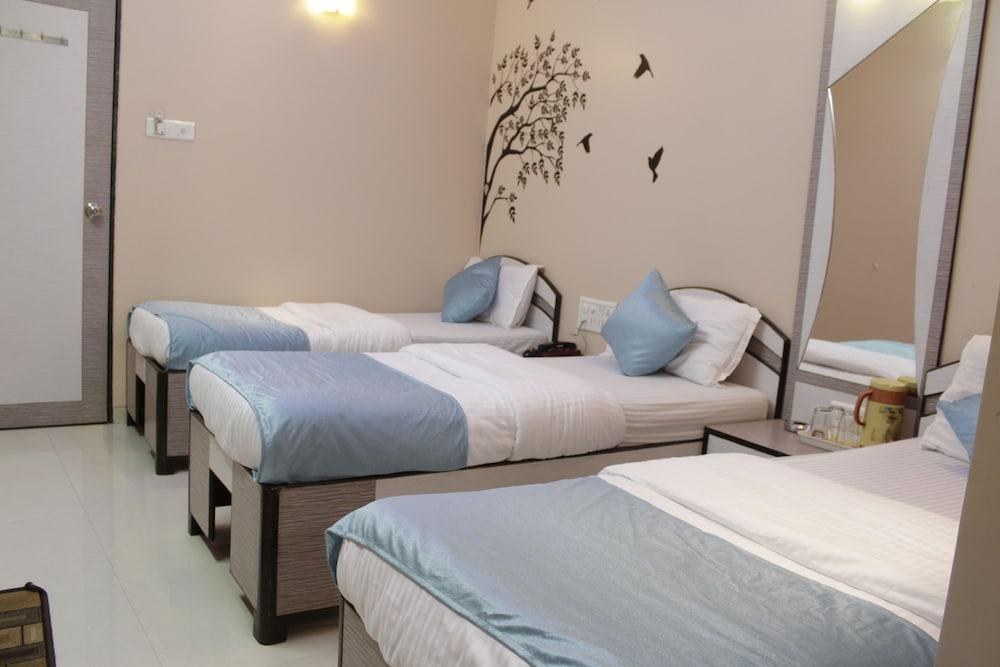 Hotel Broadway Colaba photo 2