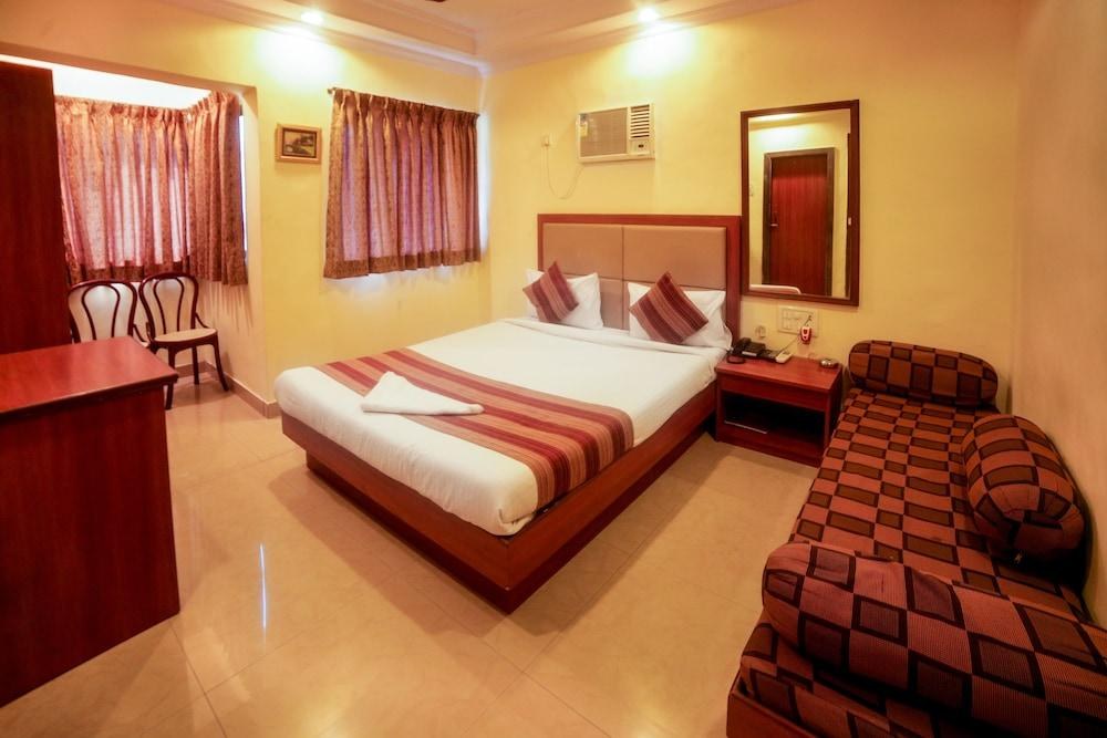 Hotel Lucky Bandra photo 1