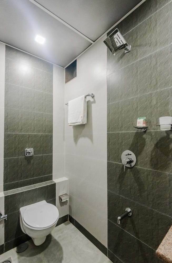OYO 328 Hotel Royal Grand photo 3