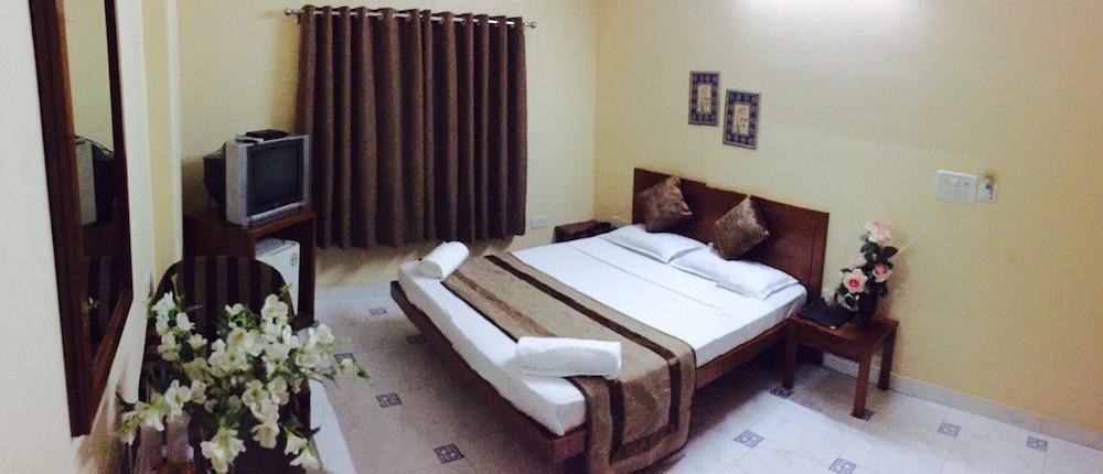 Airport Hotel photo 2
