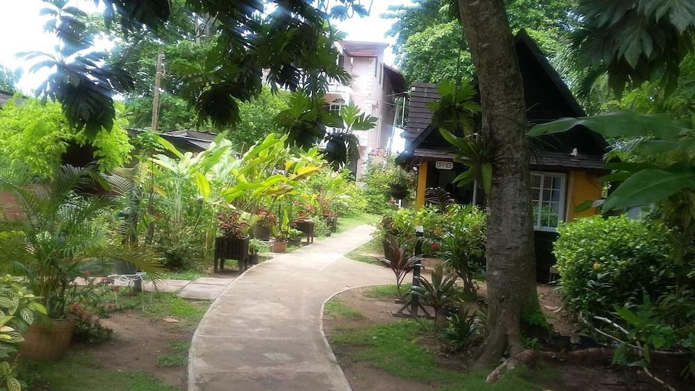 Firefly Beach Cottages photo 2