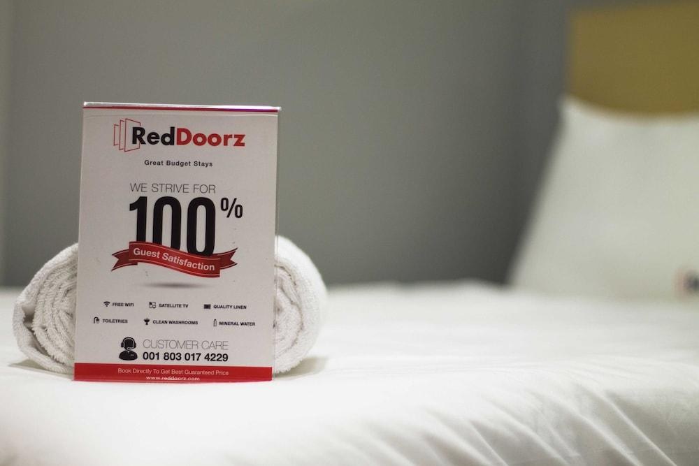 RedDoorz @ Jatiwaringin photo 2