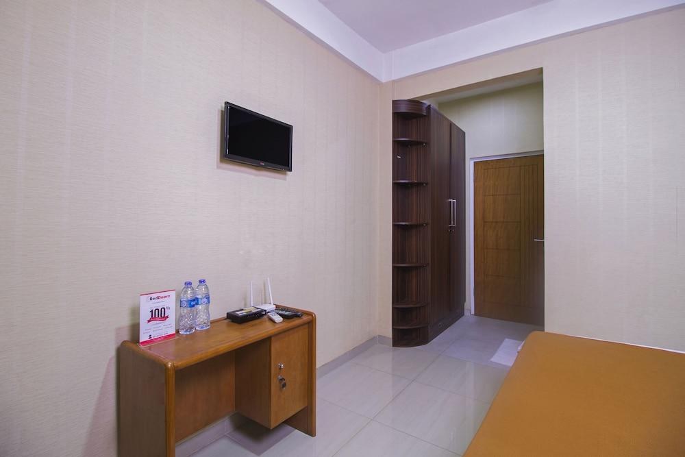 RedDoorz Near Cilandak Town Square photo 1