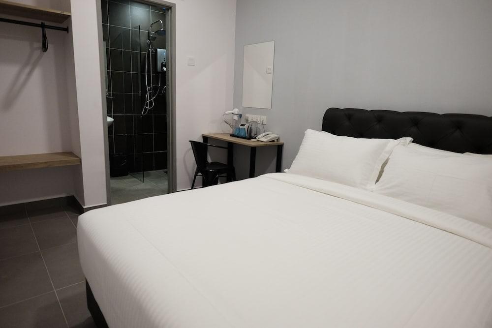 B Lot Hotel photo 1
