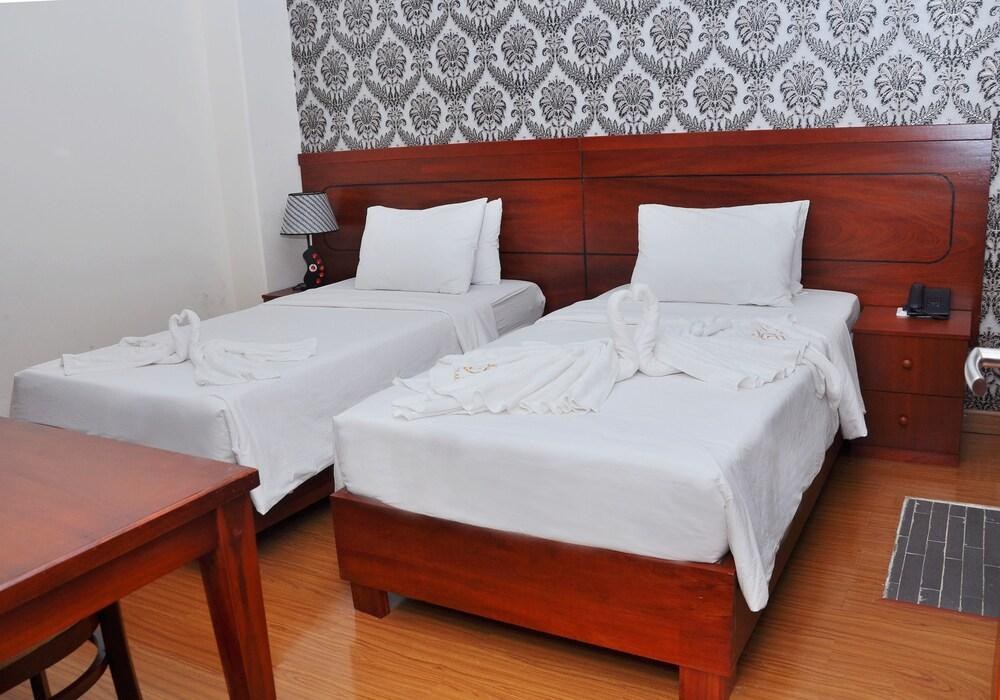 QUEEN CENTRAL HOTEL photo 2
