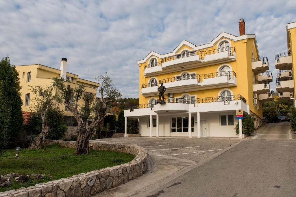 CRNOGORSKA KUCA HOTEL