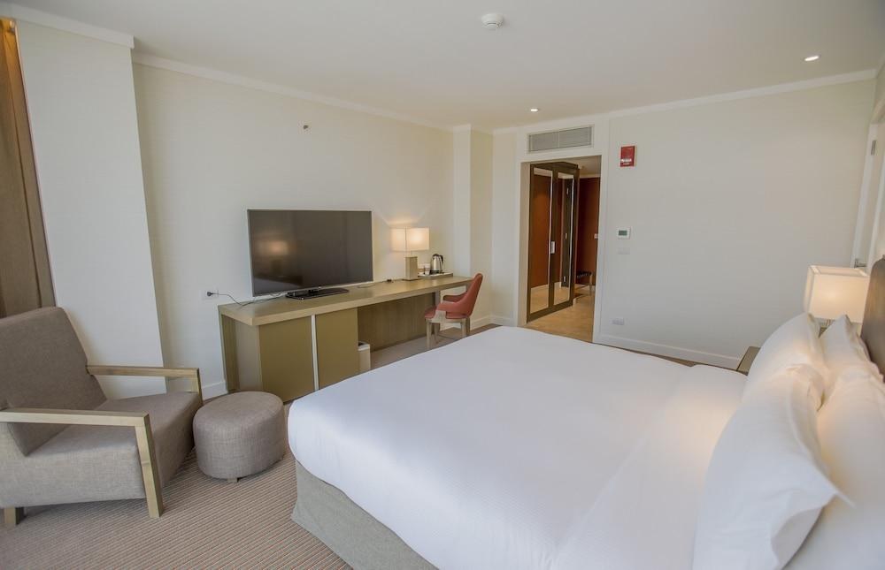 Hilton Pilar photo 2