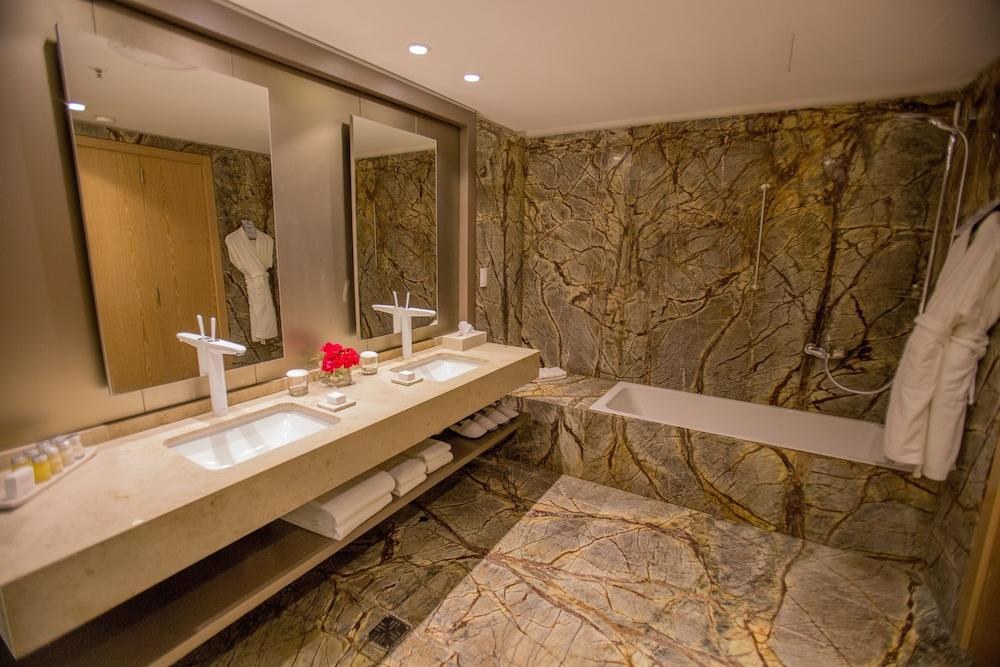 Hilton Pilar photo 3