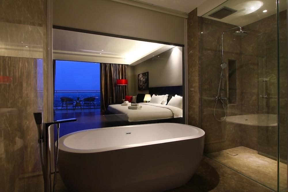 The Shore Hotel & Residences photo 2