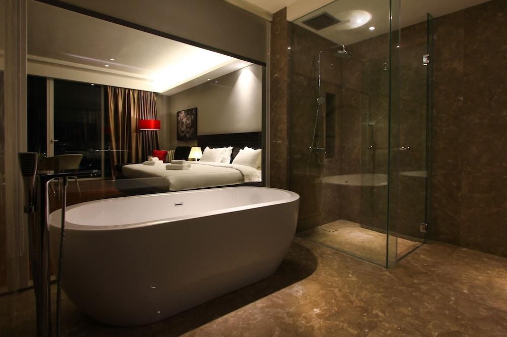 The Shore Hotel & Residences photo 3