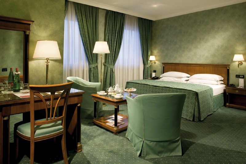 RAMADA NAPLES CITY CENTER photo 2