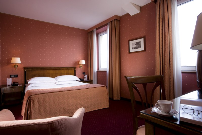 RAMADA NAPLES CITY CENTER photo 3