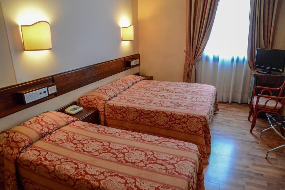 HOTEL LE BOULEVARD photo 2
