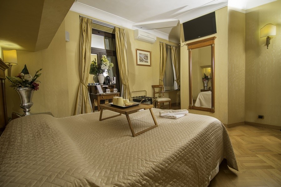 H 2000 Rome Suite Rooms photo 3