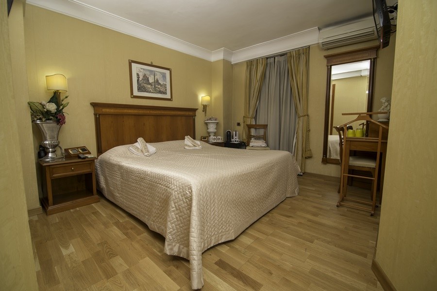 H 2000 Rome Suite Rooms photo 4