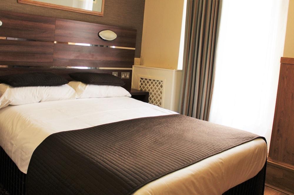 HUTTONS HOTEL