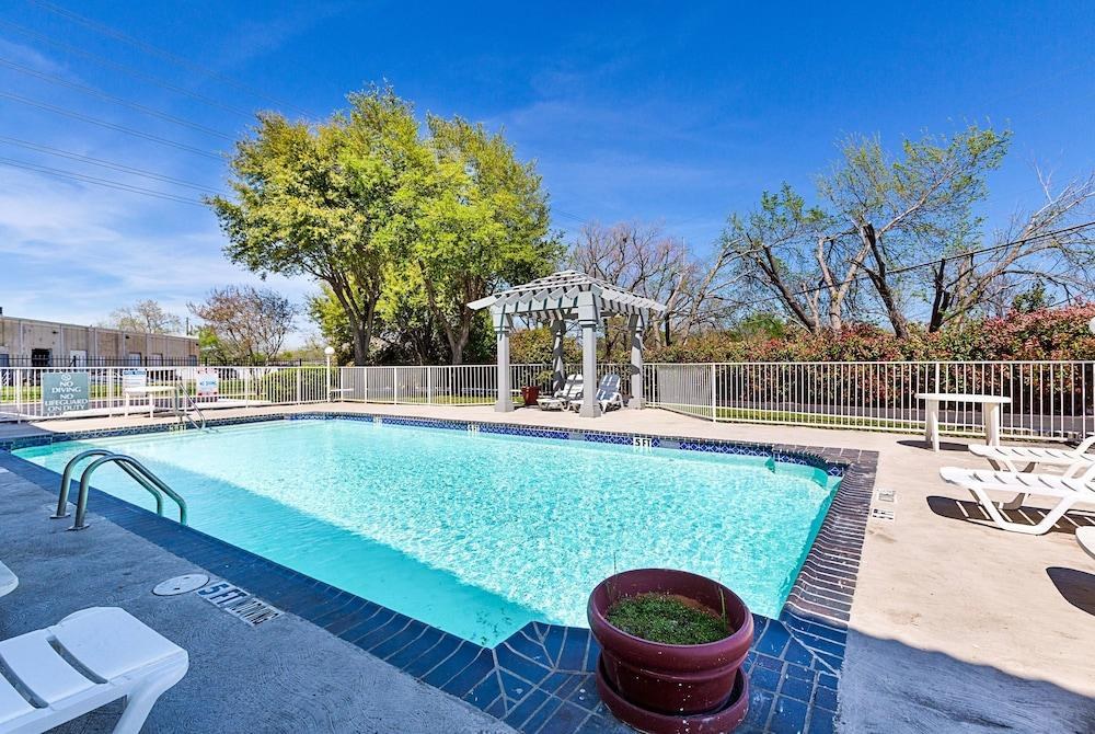 Motel 6 Dallas Market Center