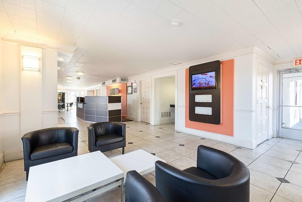 Motel 6 Dallas Market Center photo 2