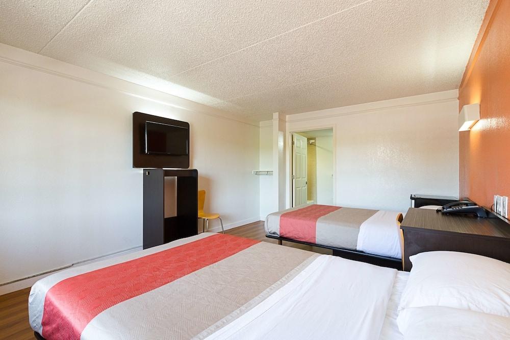 Motel 6 Dallas Market Center photo 3