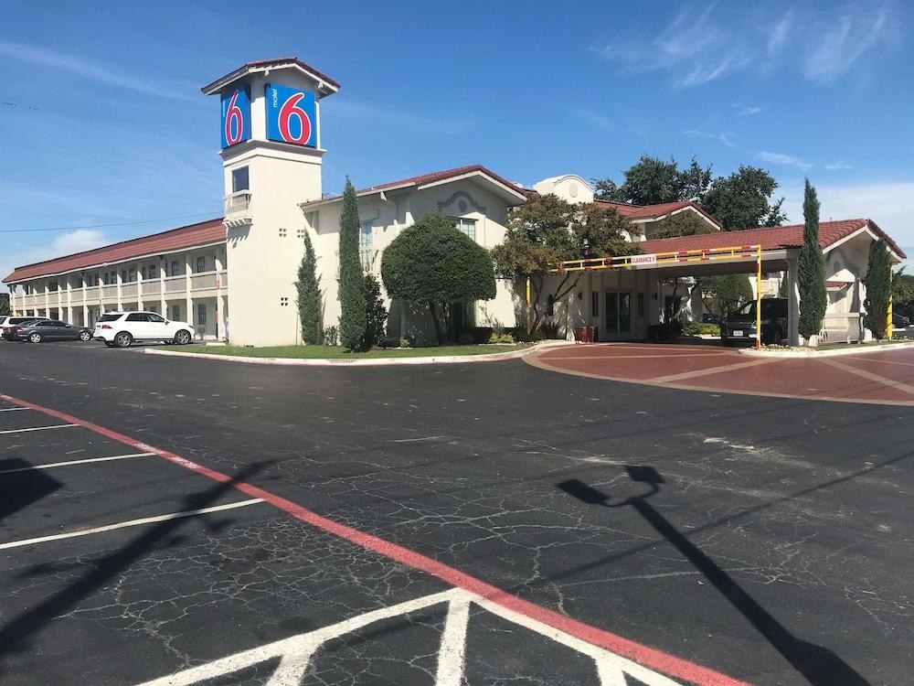 Motel 6 Dallas Market Center photo 4