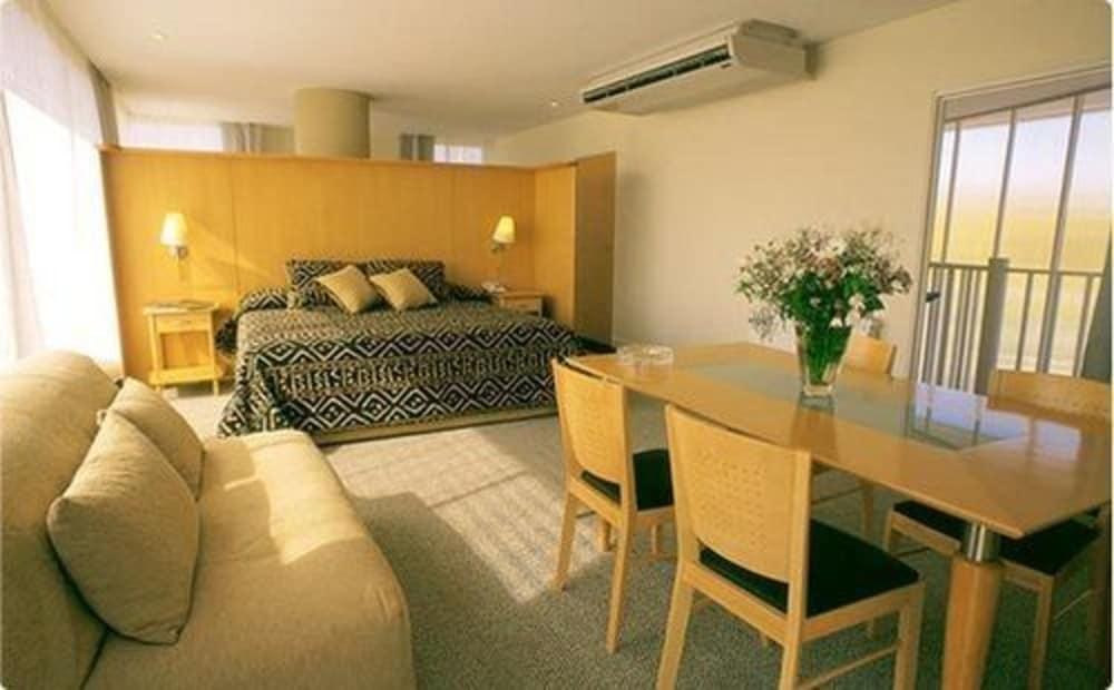 URBANA SUITES photo 2