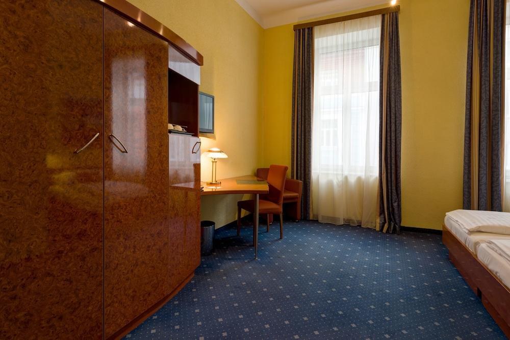 NESTROY WIEN photo 2