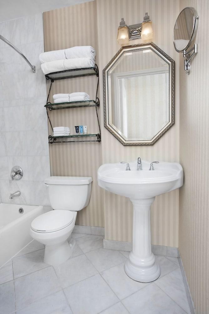 CROWNE PLAZA FALLSVIEW photo 3