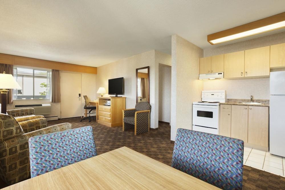 DAYS INN VICTORIA UPTOWN photo 2
