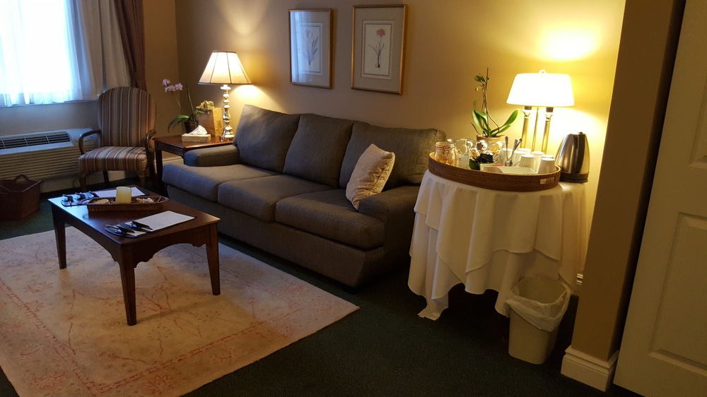 GANANOQUE INN