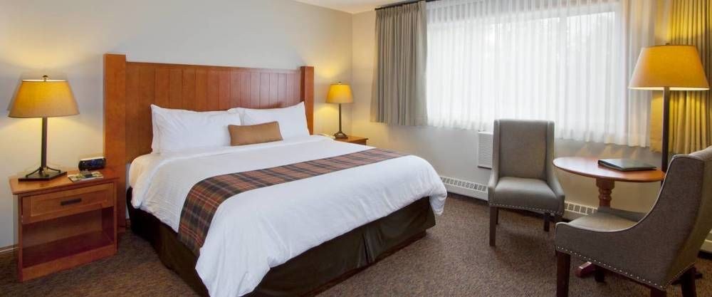WHISTLERS INN photo 1
