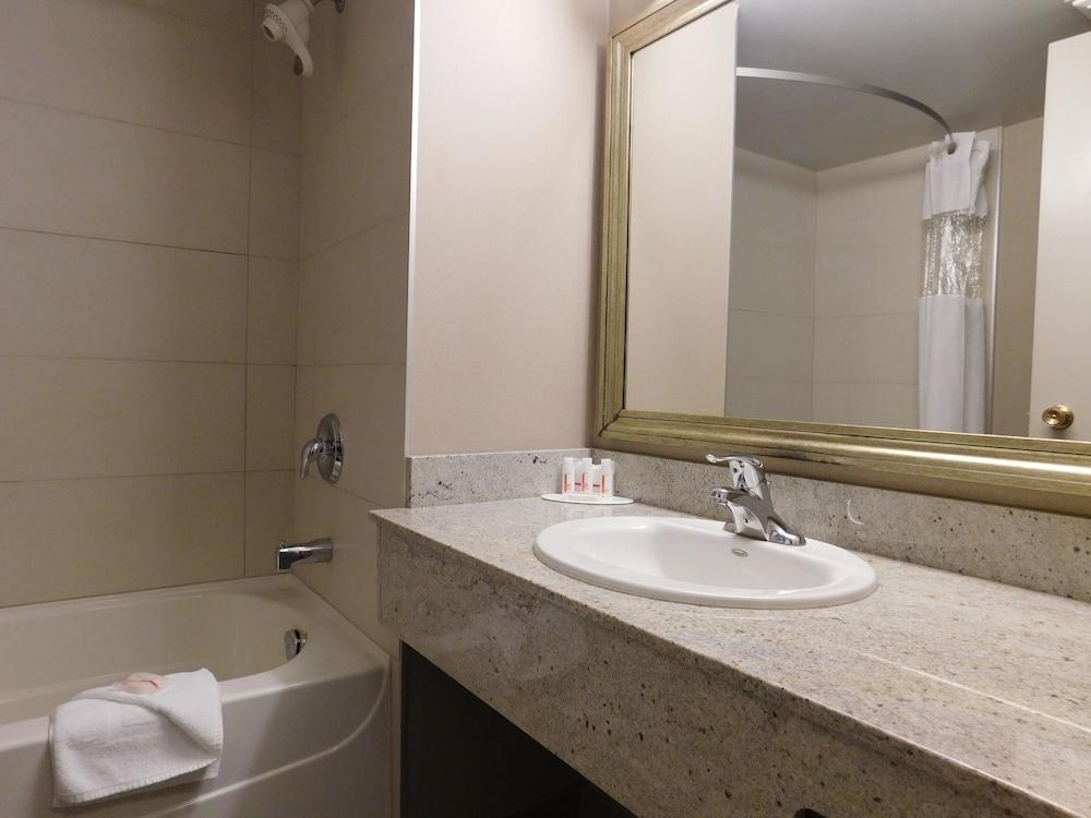 RAMADA INN KAMLOOPS photo 2