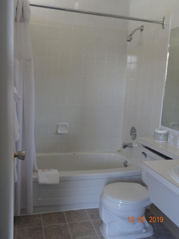 HOSPITALITY INN photo 3