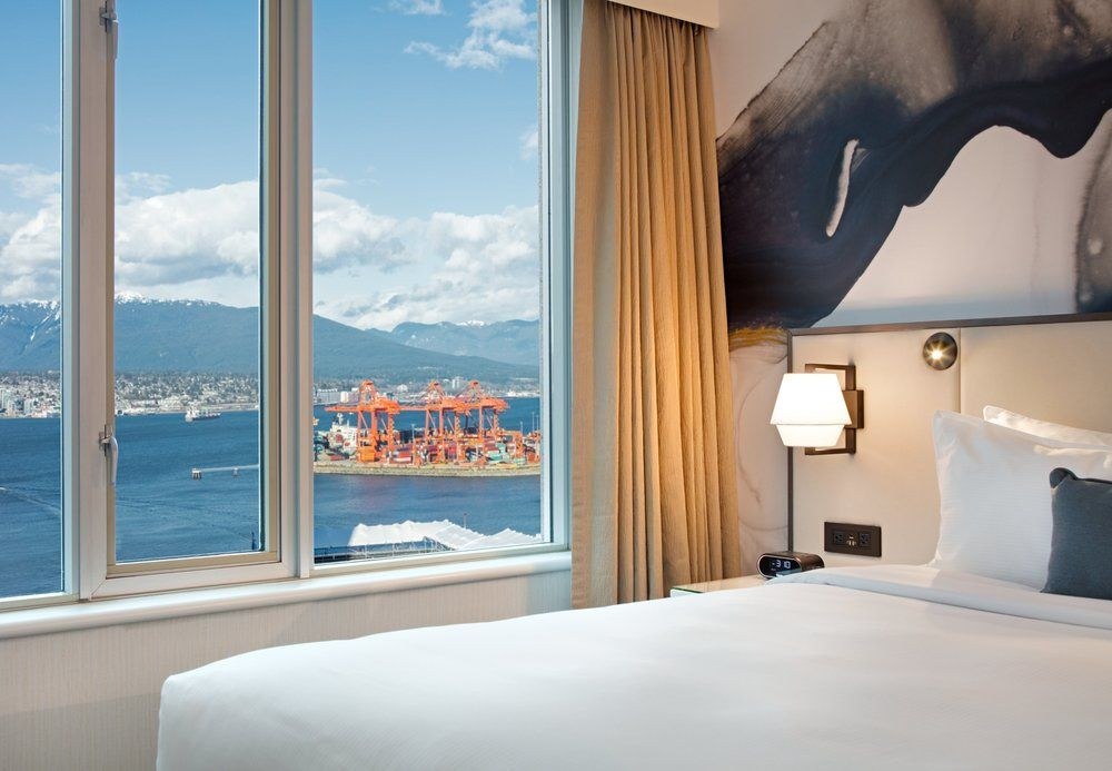 DELTA HOTELS BY MARRIOTT VANCOUVER DOWNTOWN SUITES photo 2