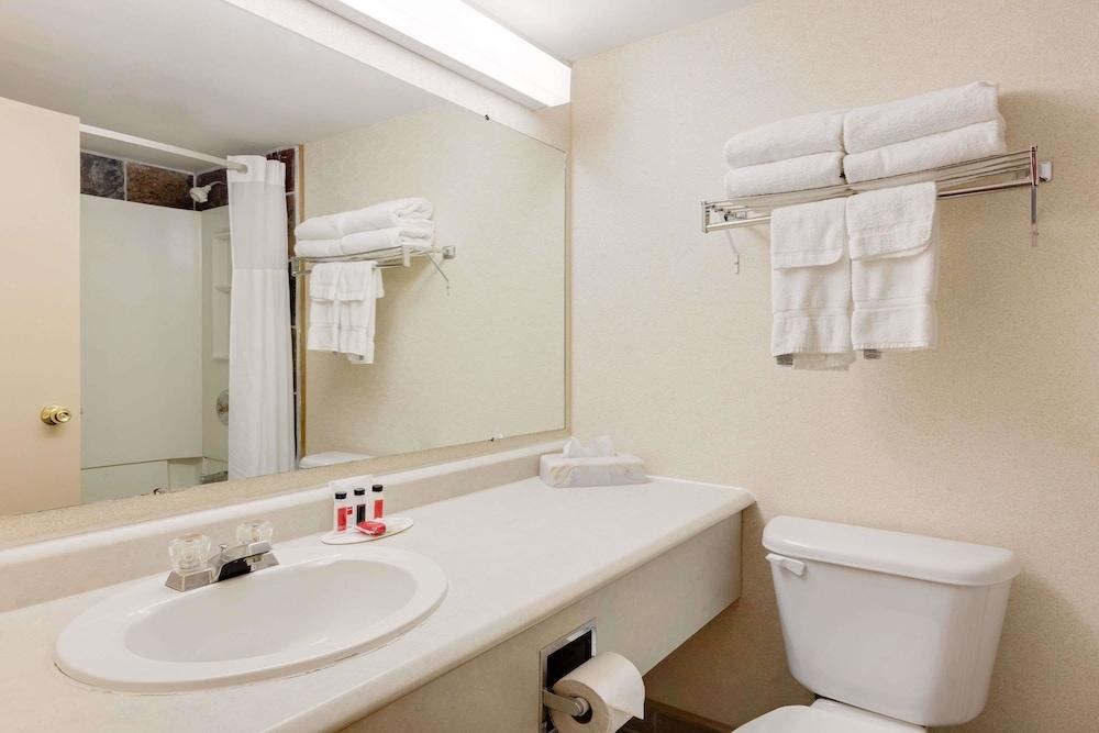 RAMADA PINEWOOD PARK RESORT NORTH BAY photo 3