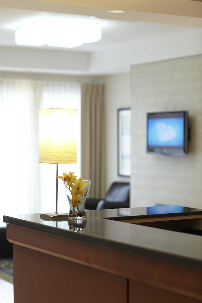 HOLIDAY INN MACLEOD TRAIL SOUTH photo 2