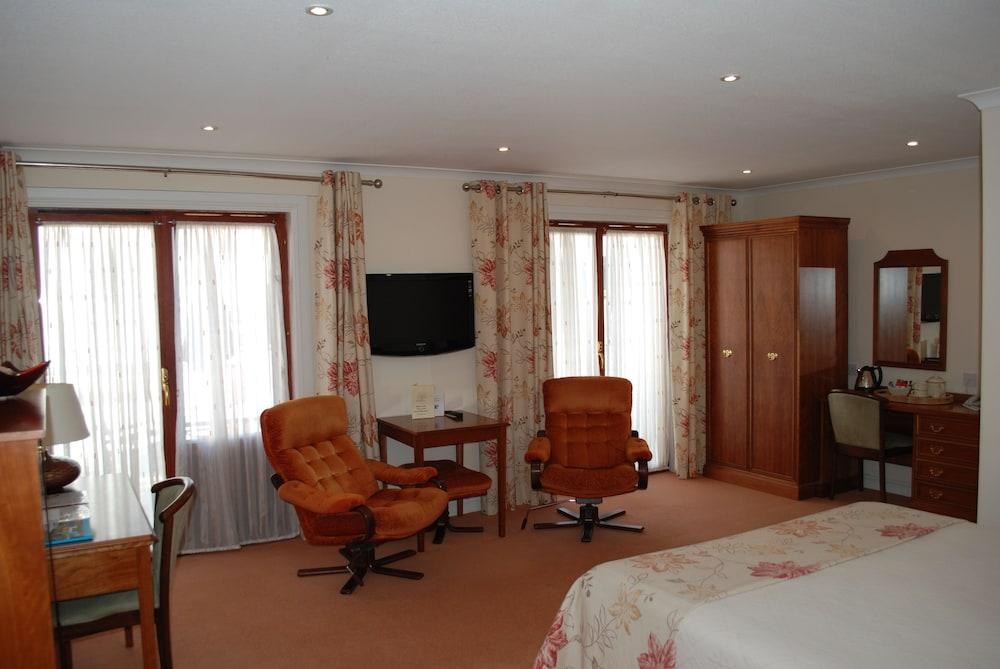 PRIORY HOTEL photo 2