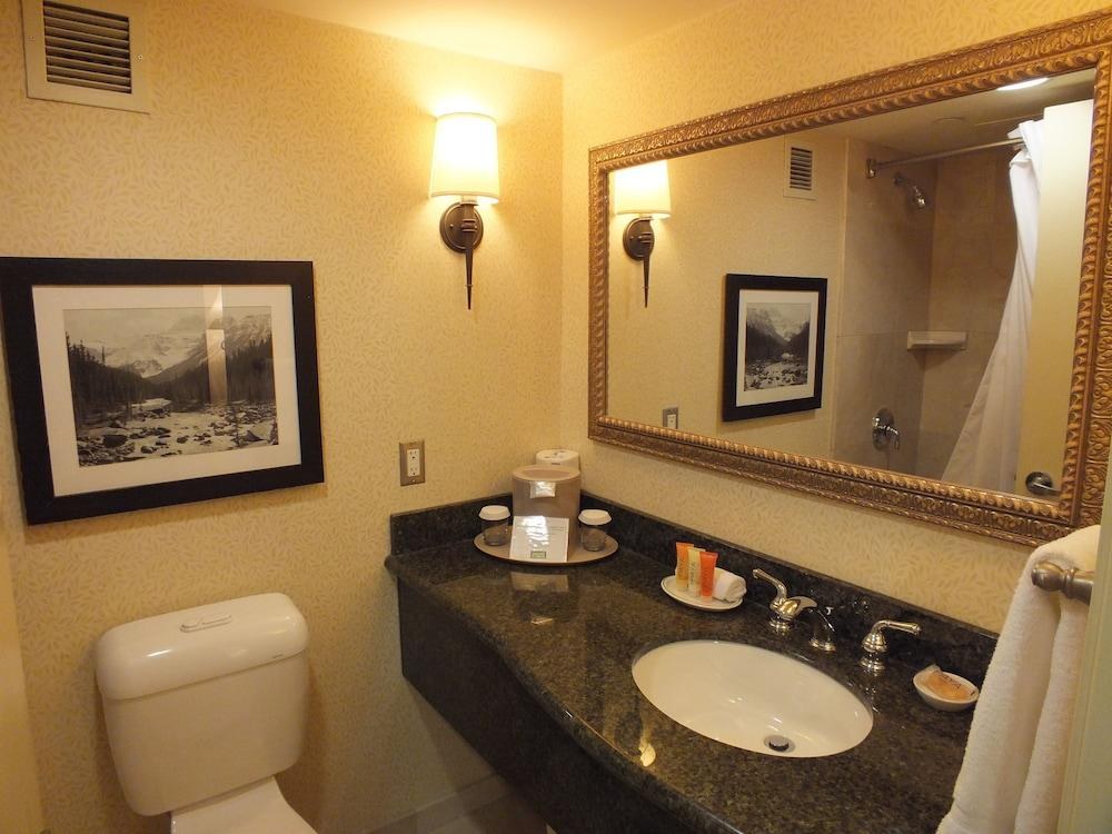 LAKE LOUISE INN photo 3