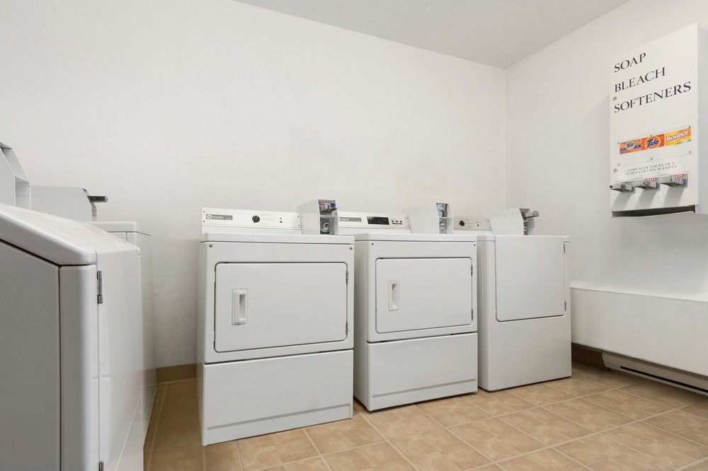 TRAVELODGE HOTEL BY WYNDHAM CALGARY INTL AIRPORT S photo 1
