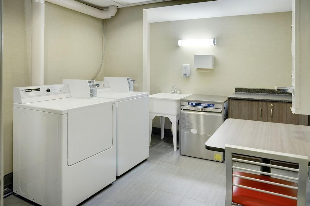 TRAVELODGE HOTEL BY WYNDHAM CALGARY INTL AIRPORT S photo 2