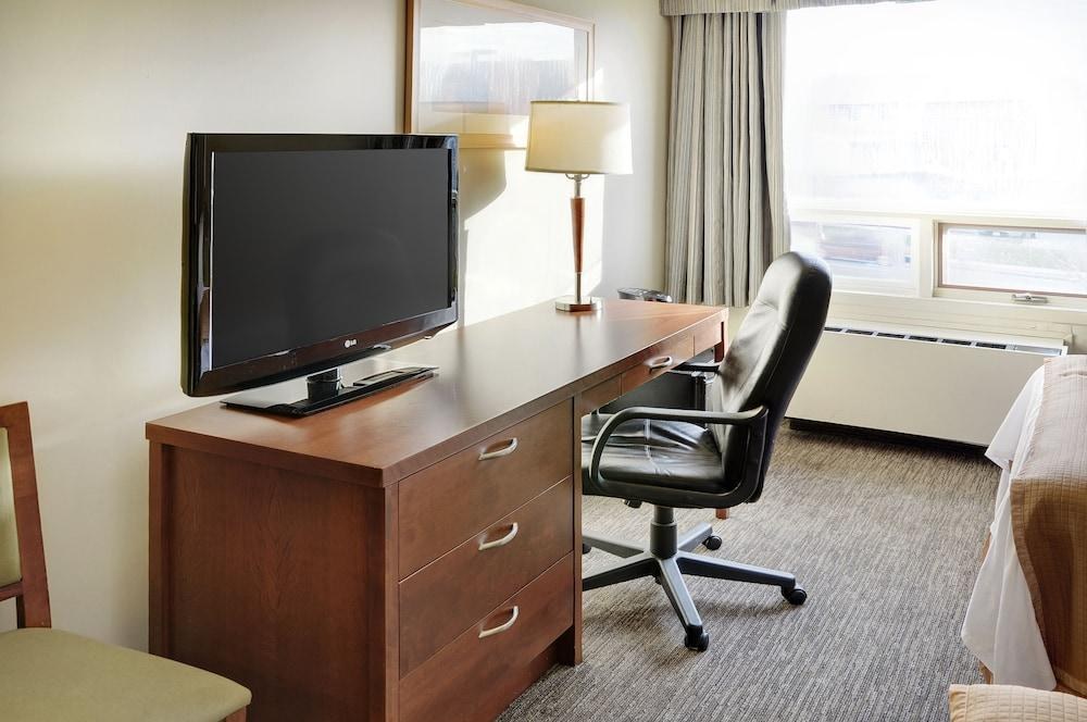 TRAVELODGE HOTEL BY WYNDHAM CALGARY INTL AIRPORT S photo 3