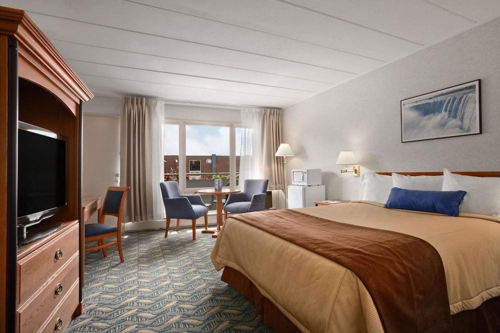 TRAVELODGE BY WYNDHAM NIAGARA FALLS AT THE FALLS photo 1