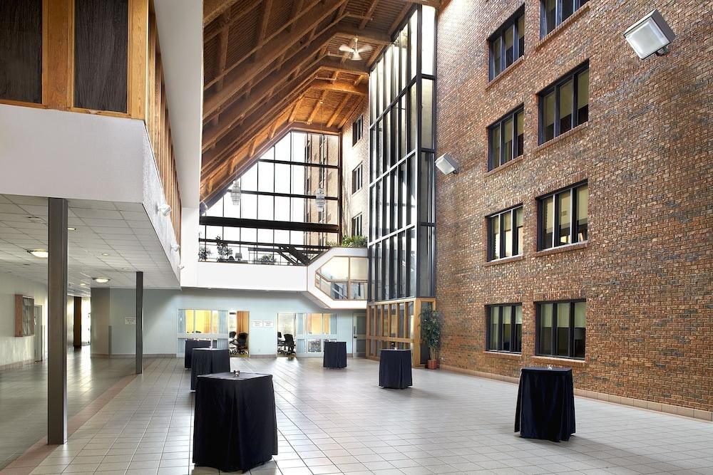 AMBASSADOR HOTEL AND CONFERENCE CENTER photo 3