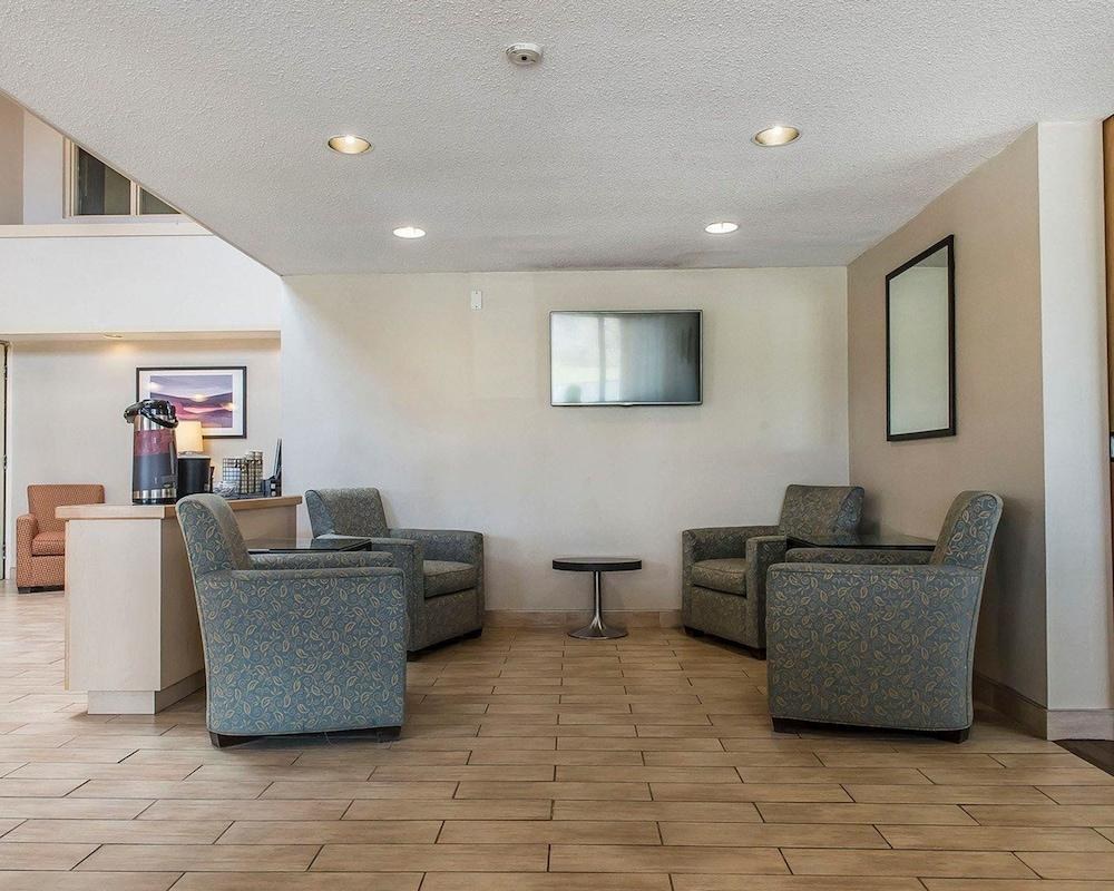 COMFORT INN AT HIGHWAY 401 photo 3