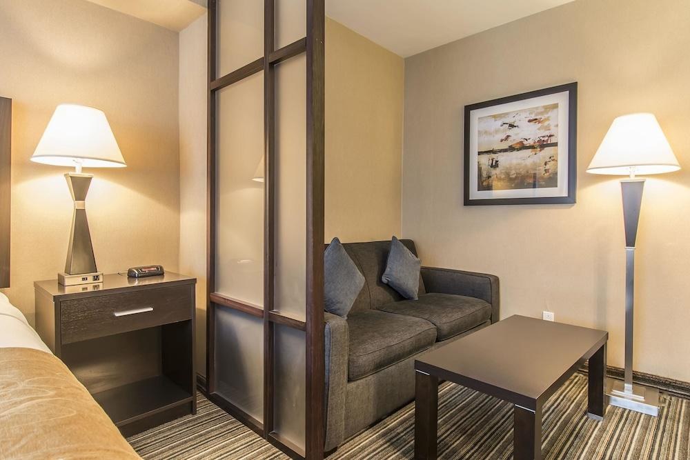COMFORT SUITES DOWNTOWN photo 3