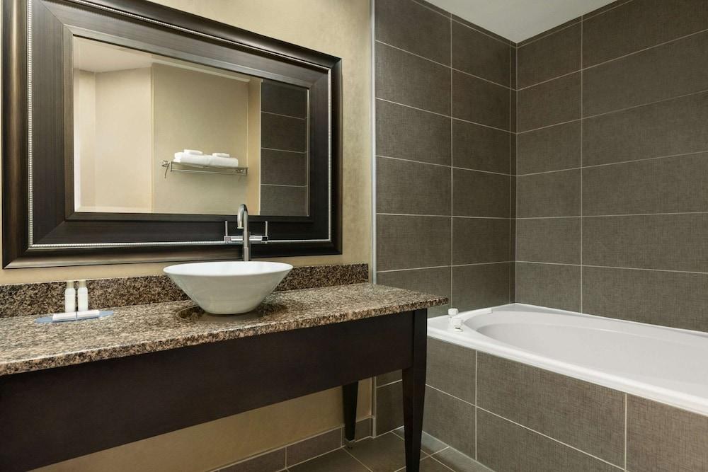 TRAVELODGE HOTEL & CONVENTION CENTER QUEBEC CITY photo 3